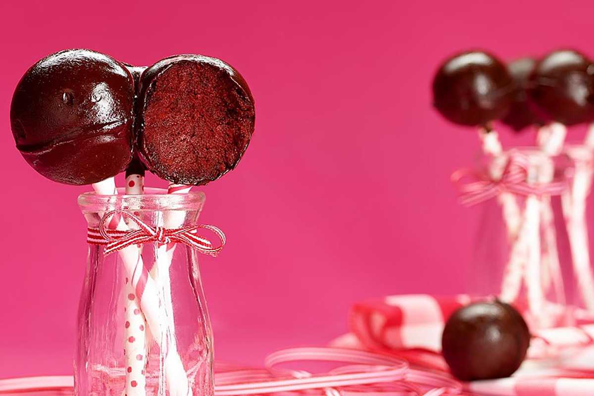 Valentine’s Red Velvet Cake Pops